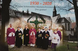 Glasfenster mit Taube als Heiliger Geist