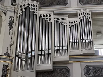 Glasfenster mit Taube als Heiliger Geist