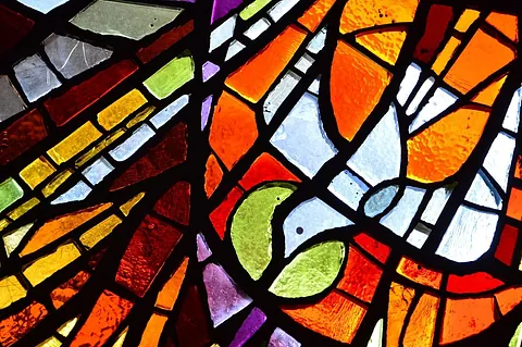 Glasfenster mit Taube als Heiliger Geist