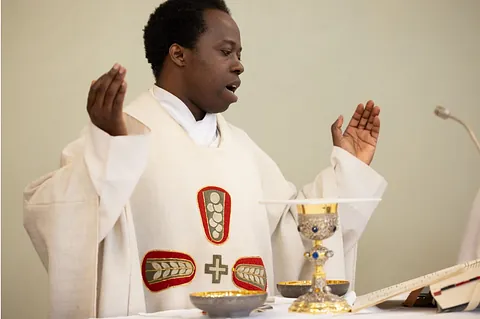 Heilige Kommunion auf dem Altar