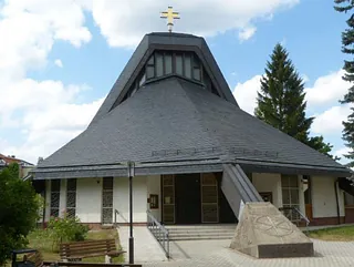 Glasfenster mit Taube als Heiliger Geist