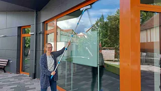 Glasfenster mit Taube als Heiliger Geist