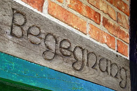 Hauswand mit Schriftzug Begegnung